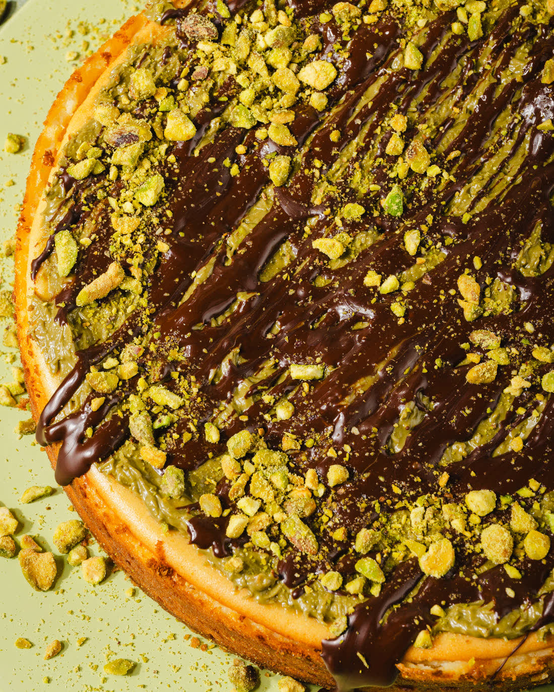 Dubai Cheesecake con ganache de chocolate y pistacho triturado por encima