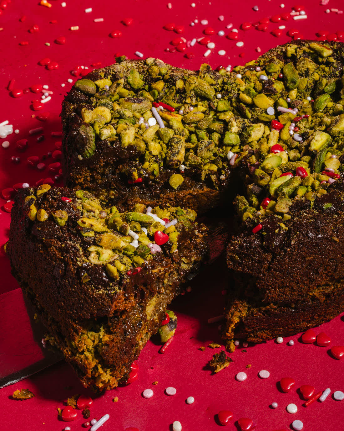 Dubai Cookie Cake con pistacho triturado por encima, partido