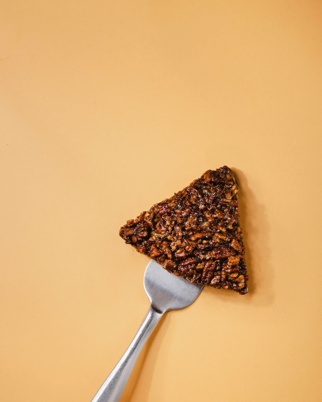 Porción de Pecan Pie sobre una paleta de servir