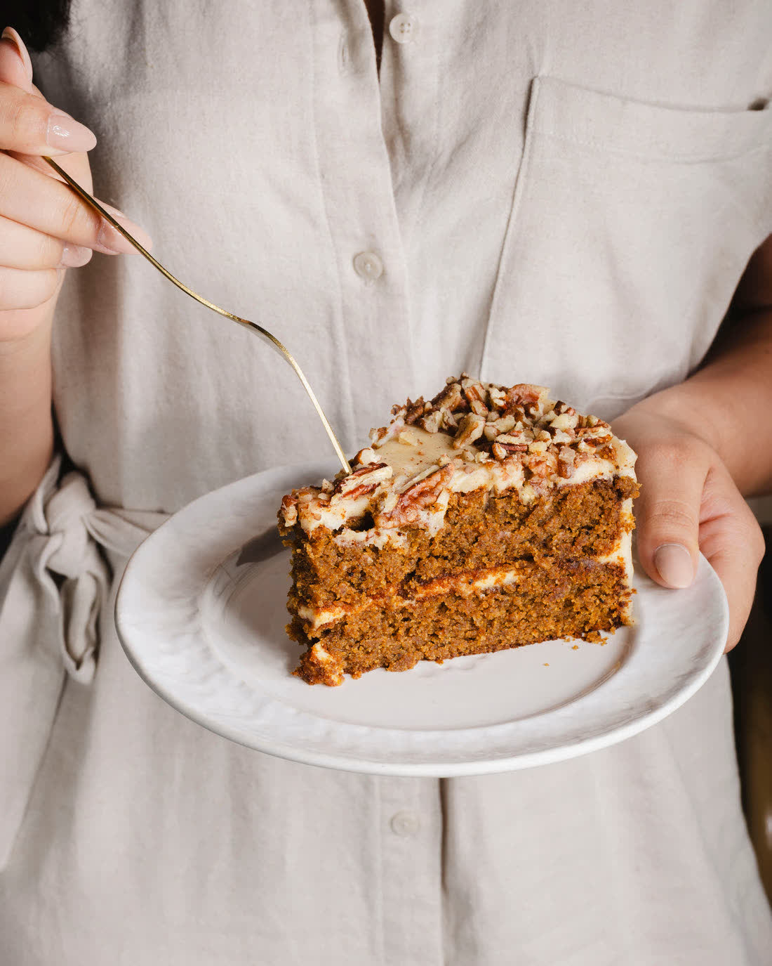 Porción de Pumpkin Cake en capas servida en un plato blanco